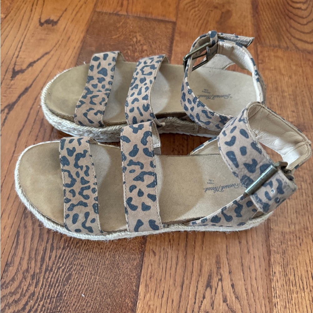 Universal Thread Leopard Print platform Sandals with Buckle size 6 1/2
